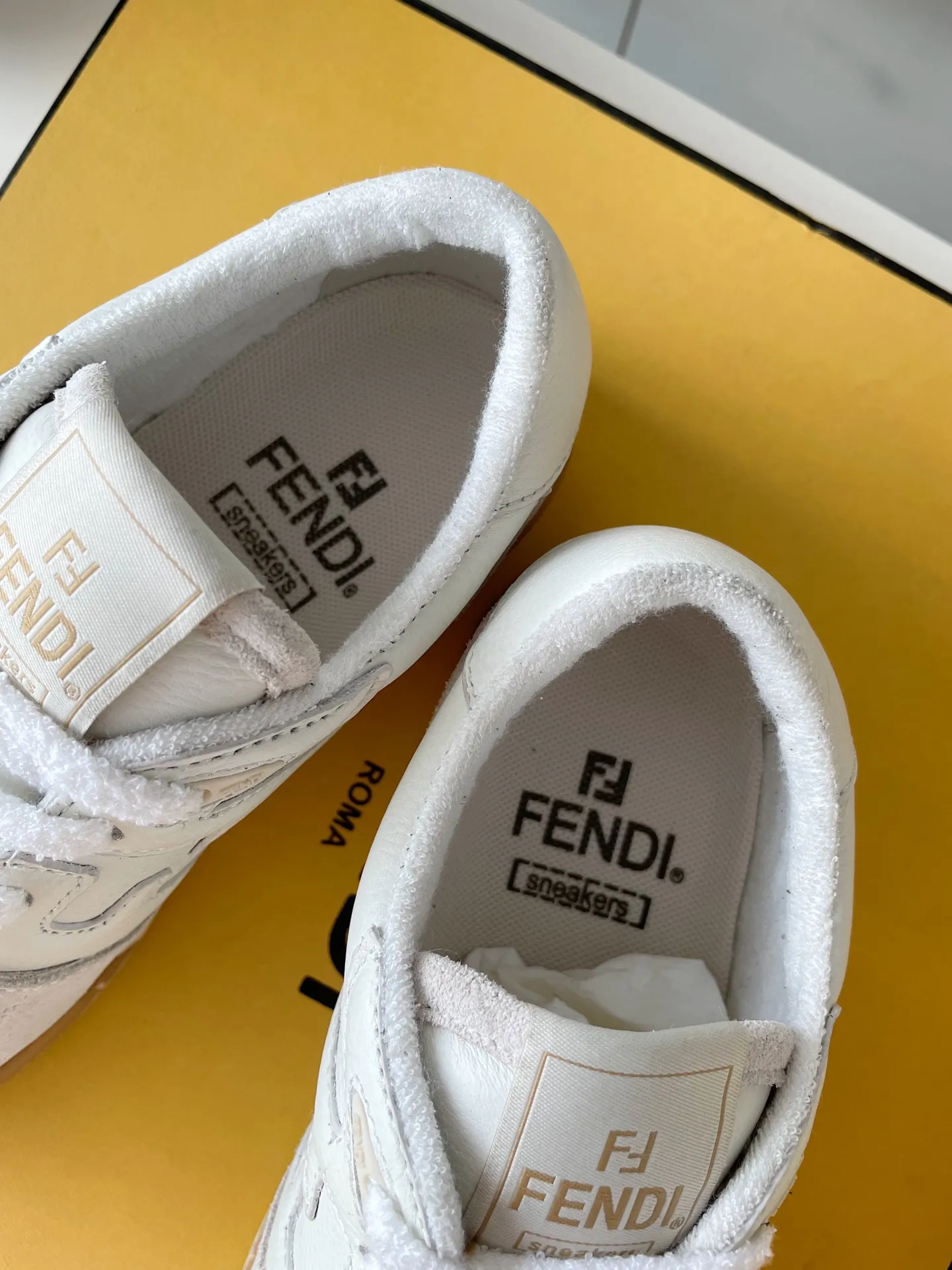 👟👟Ex-factory price 520 👟👟 Fendi match's latest sneakers for couples, the first sneakers created by designer Kim Jones, fendi match is similar to LV's Trainer basketball sneakers. The shoe shape is similar, with the addition of FF retro design. The upper is made of suede and leather stitching. The double F logo on the side is lined with terry velvet. The upper foot is super soft, light and comfortable to match with a sweatshirt. It is full of youthful feeling and comes with exquisite packaging at the counter. Exclusive products, FENDI, trade channel orders, 2022 early spring catwalk models, capsule series, casual sneakers for couples. Cecilia Cheung, Jane Zhang, He Sui, Gu Li Nazha, Tang Yixin, Song Zuer, Wei Ya, and many other celebrities have endorsed them with FENDI Match sneakers. Let your thoughts flow, let the sunshine pour in, and interpret a variety of outfits! Fabric: Original custom suede + leather splicing combination Lining: Imported custom terry velvet lining Sole: Original molded T👟👟 Factory price U two-color combination sole Sole thickness: 3CM Size: Women's 35-40 / Men's 39-45